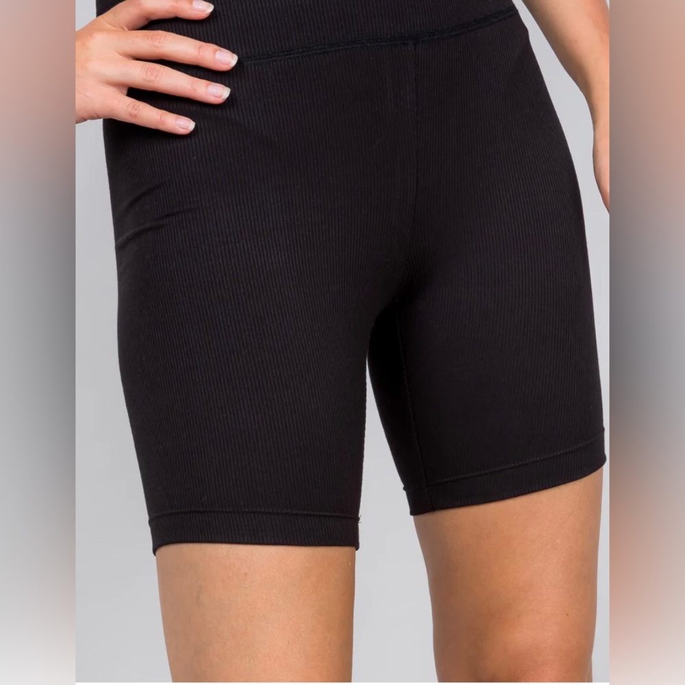 🆕 Illa Illa Ribbed High Rise Bike Shorts - Black (B6)